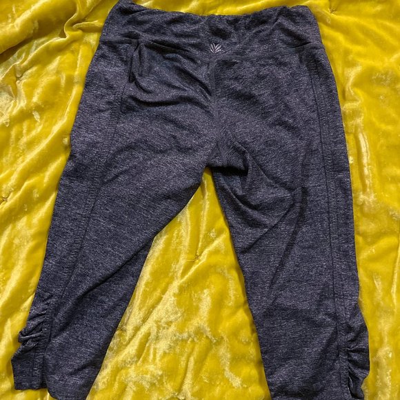 Dark charcoal heathered gray workout 3/4 Leggings - Picture 4 of 4